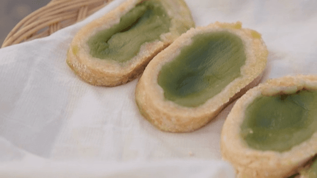 Korean rice cake with pea filling