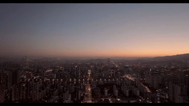 도시의 불빛이 빛나는 황혼의 스카이라인