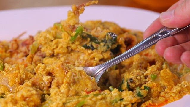 바삭한 게 튀김이 들어간 뿌님 팟 퐁커리 한 숟가락