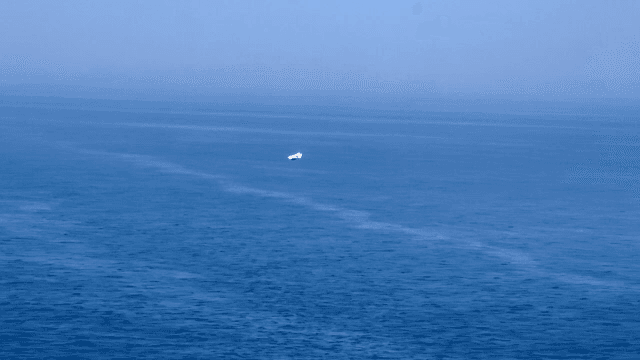 광활한 바다 위를 나는 드론