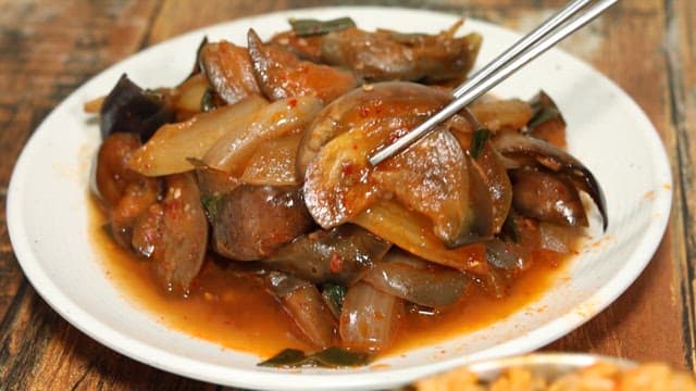 맛있게 비벼진 밥에 가지무침 얹어 먹기