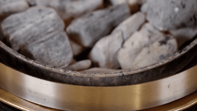 숯불을 준비하는 모습