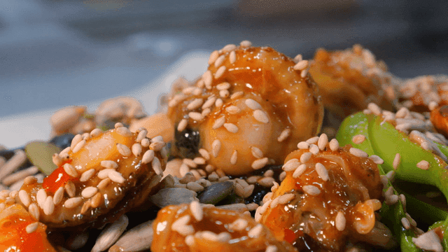 Stir-fried red scallops sprinkled with sesame seeds