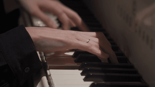 피아노 건반을 우아하게 연주하는 손