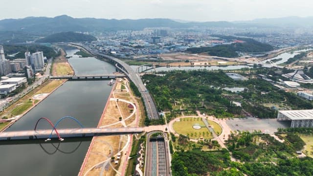 다리와 공원이 있는 도시의 항공 뷰