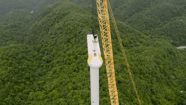 산 속에서의 크레인을 사용한 풍력 터빈 건설 현장