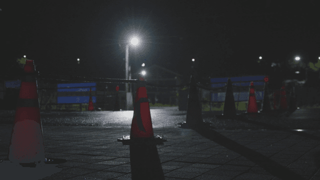 교통 콘과 가로등 조명이 있는 야간 도로