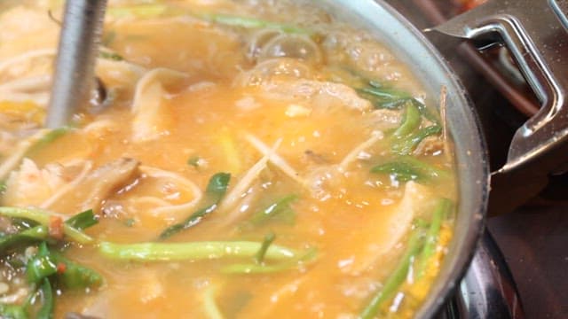 다양한 재료가 들어간 뜨거운 순대국밥