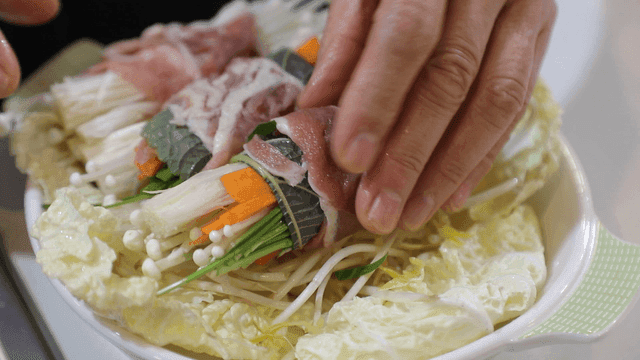 Steamed rolls made by rolling fresh vegetables and meat