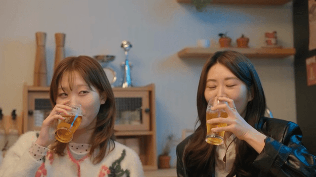 함께 맥주를 마시며 대화를 나누는 친구들