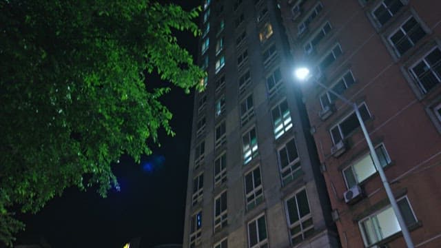 저녁 시간 아파트 엘리베이터 내부