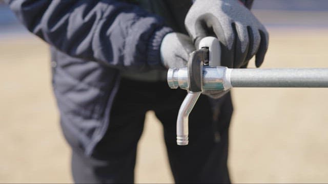 야외 수도꼭지를 정비하는 사람