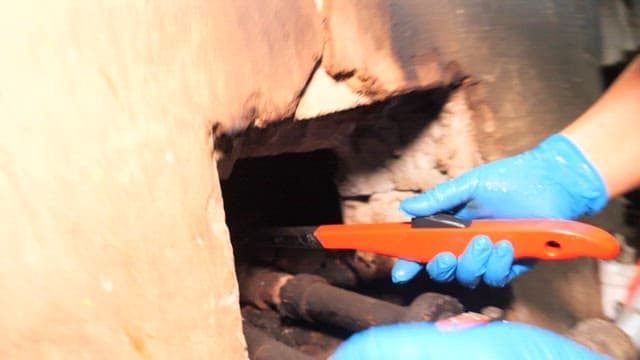 산업용 주방의 버너에 불을 붙이는 모습