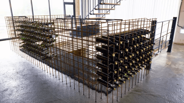 금속 선반에 정리된 와인 병
