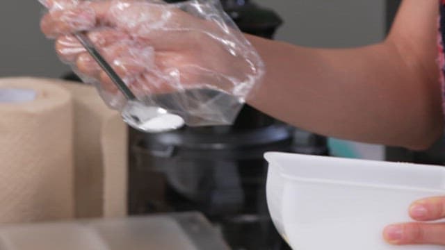 감자가 담긴 유리 그릇에 밀가루 넣기