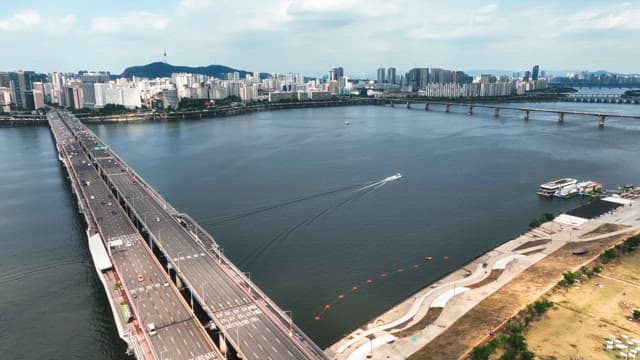 도시 스카이라인과 긴 도로가 있는 고요한 강