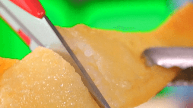 가위로 바삭한 군만두 자르기