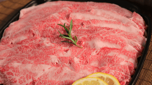 Marbled beef slices with lemon and herbs