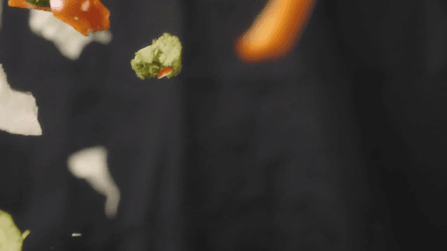 공중에서 떨어지는 다양한 채소