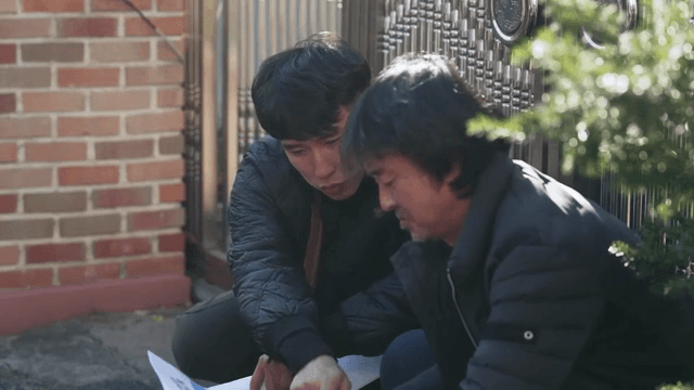 두 남자가 야외에서 대화하는 모습