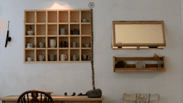 도자기 진열이 있는 아늑한 실내 공간