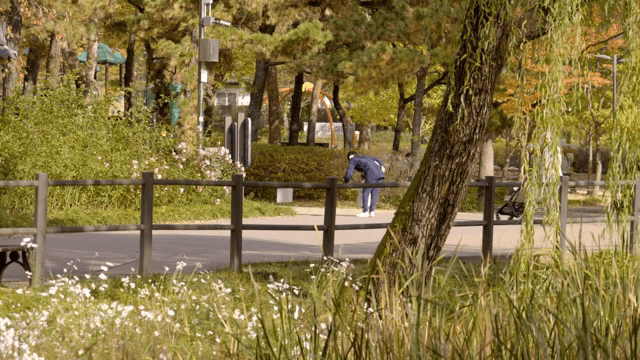 아기와 함께 산책을 나온 여성