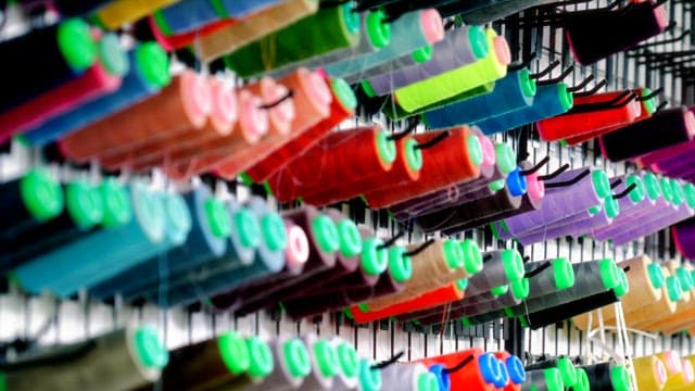 벽에 걸려있는 다채로운 재봉 실