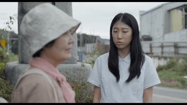 두 여성이 야외에서 대화하는 모습