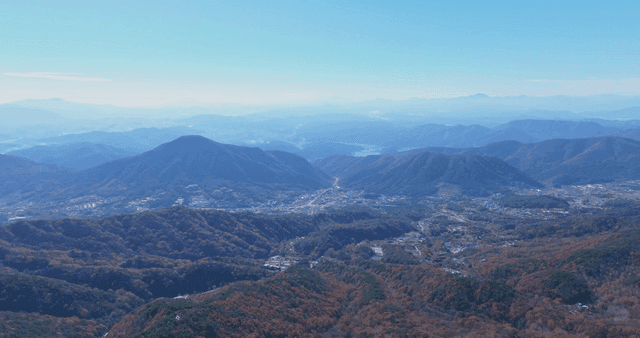 맑은 하늘 아래 펼쳐진 가을 산맥