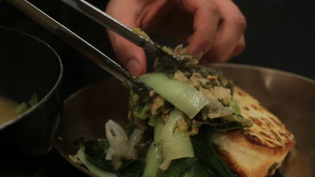 두부 조림 옆에 플레이팅되는 삭힌 김치