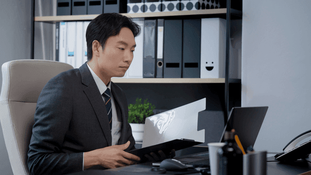 사무실 책상에서 일하는 남성