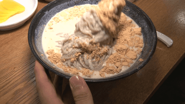 콩가루가 뿌려진 콩국수