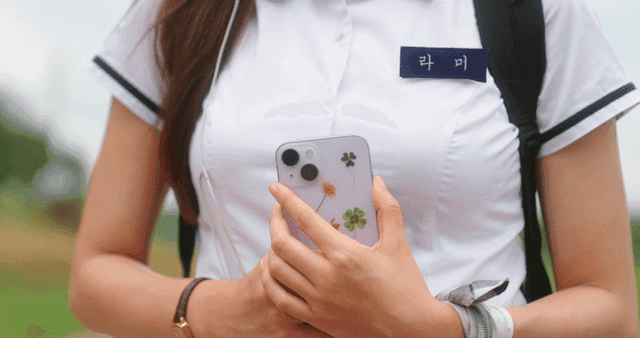 휴대폰을 들고 여학생