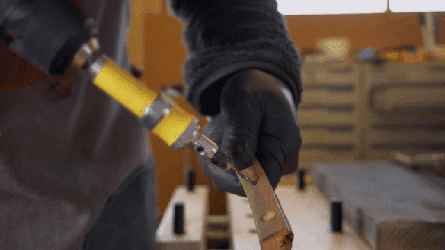 작업장에서 전동 공구로 목공 작업