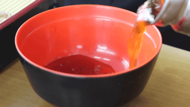 소바 국수용 그릇에 붓는 소스