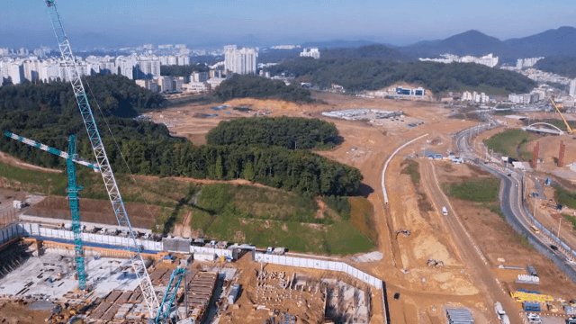 크레인이 있는 대형 건설 현장