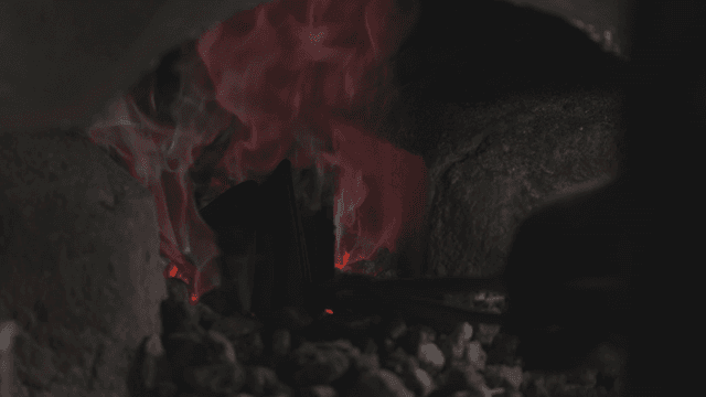 공업 화로에서 타오르는 숯