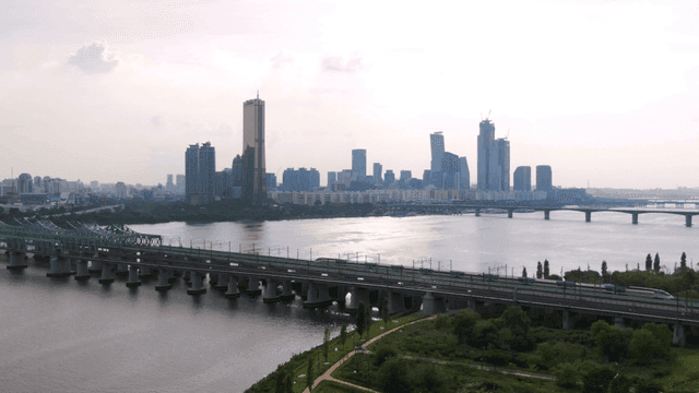 강과 다리가 있는 고층 빌딩 위 도시 전경