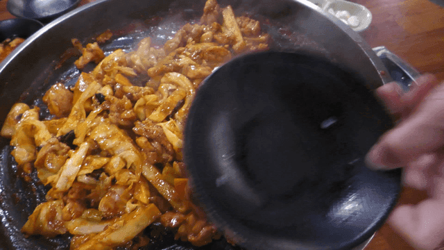 분모자와 함께 준비되는 닭갈비