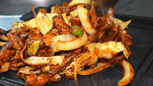 Spicy stir-fried pork with vegetables