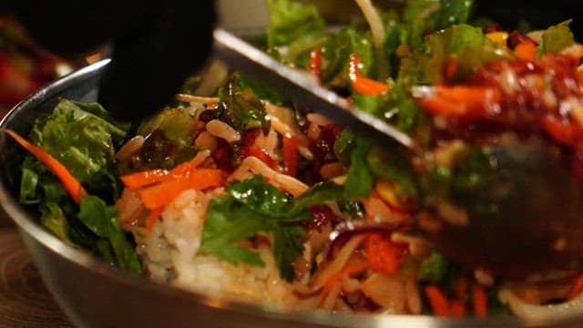 양푼에 신선한 채소들이 가득 들어간 육회 비빔밥