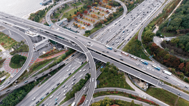 번화한 고속도로 교차로의 항공 뷰
