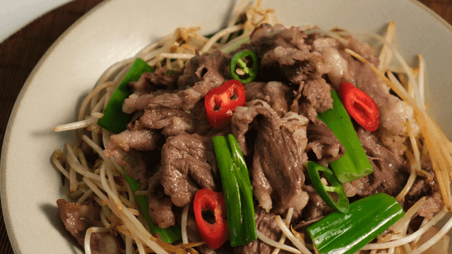 Stir-fried beef with bean sprouts