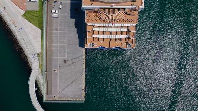 맑은 날 항구에 정박해 있는 크루즈 선박