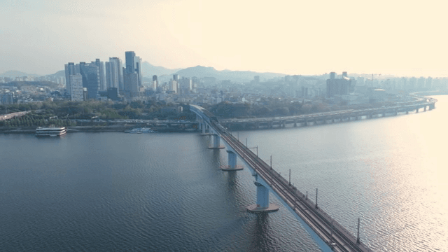 도시 스카이라인과 강 위의 다리