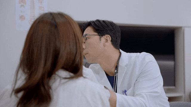 의사가 환자를 자세히 진찰하는 모습