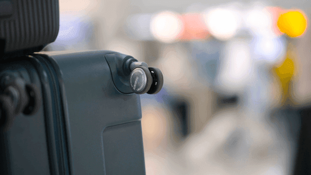 혼잡한 공항의 여행 가방 바퀴