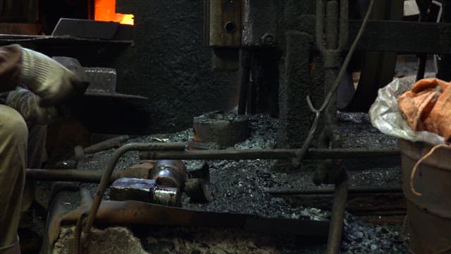 공장에서 기계를 조작하는 작업자