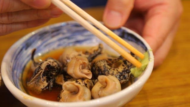 고추냉이를 곁들인 소라 한 입