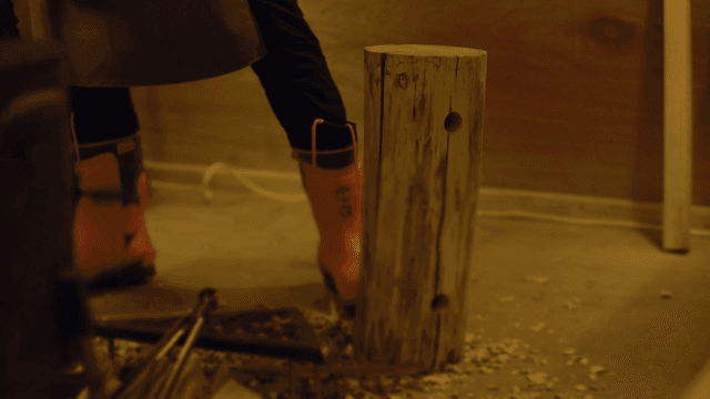 작업장에서 도구를 사용한 목공